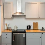 Cute Studio Apt With A View Over The Rooftops And Free Parking In The Area